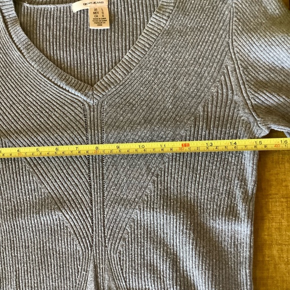 DKNY soft gray fitted sweater Med Large V-Neck long sleeves ribbed - Picture 5 of 6